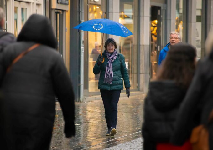 Magische winterweken kerst winter binnen stad regen mensen winkelen paraplu