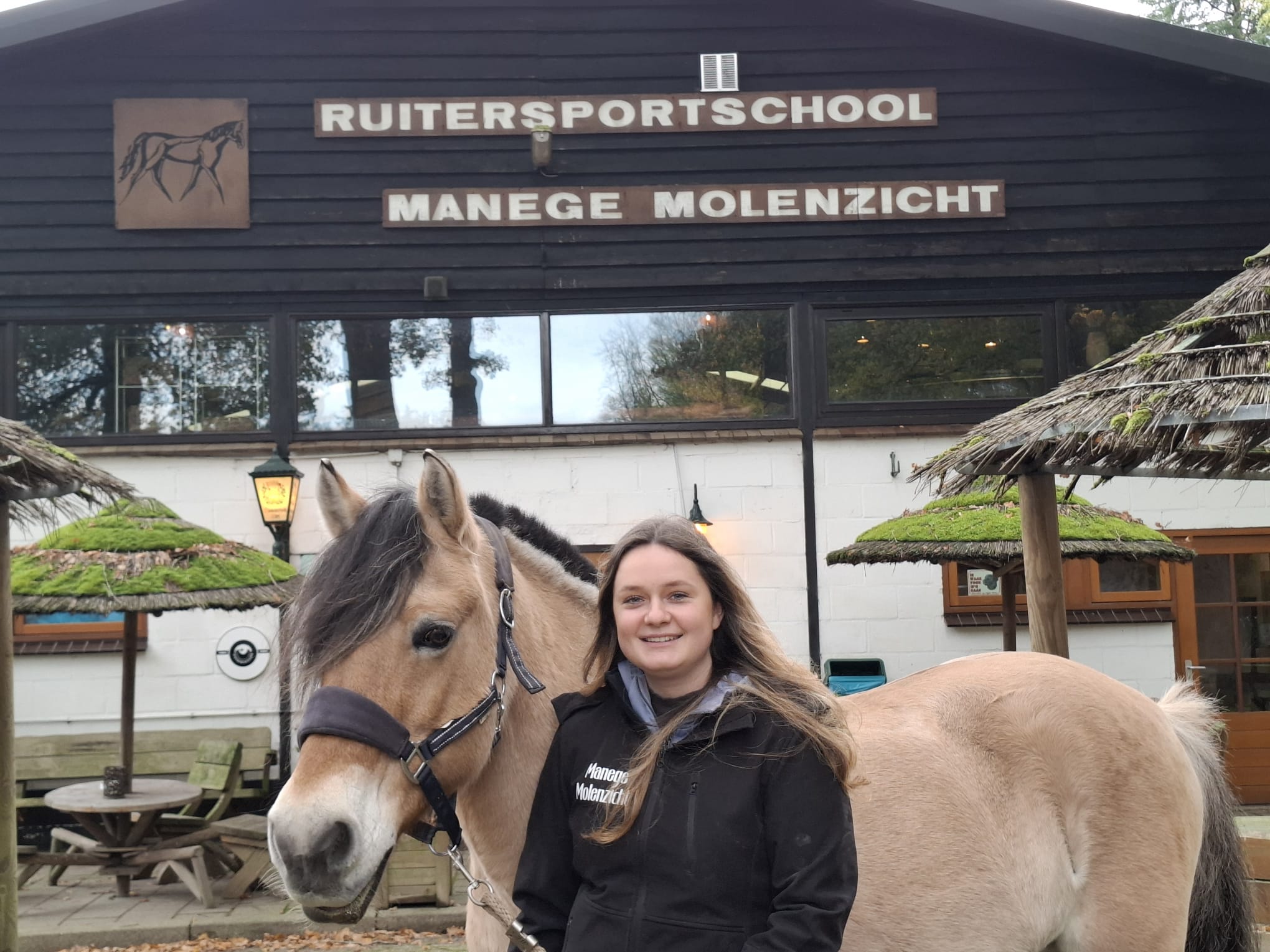 Loes neemt Manege Molenzicht over: ‘Van Rummikub op de zorgboederij naar 35 paarden op stal’