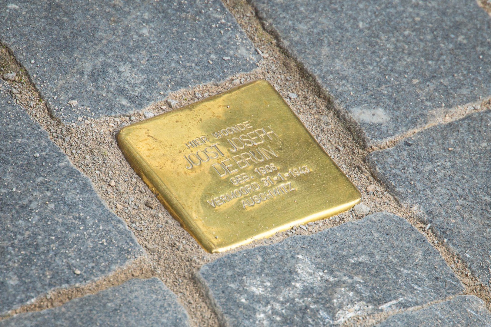 Mysterie: wat zijn deze messing steentjes in de binnenstad?