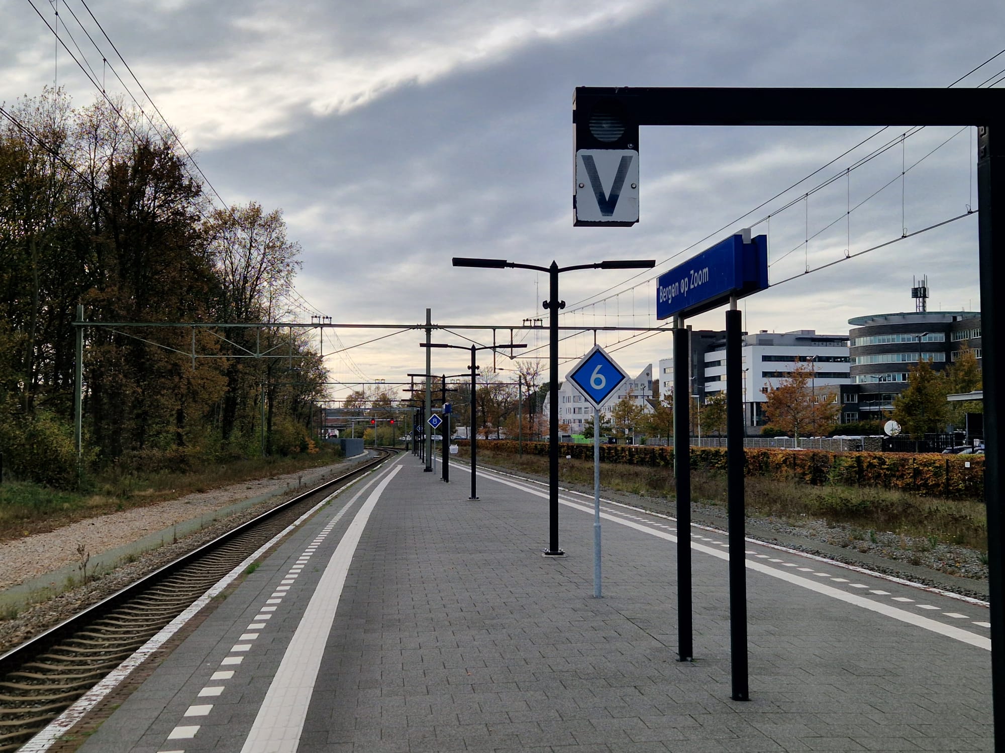 Mysterie: dit is de betekenis van het witte bord met een ‘v’ op station Bergen op Zoom