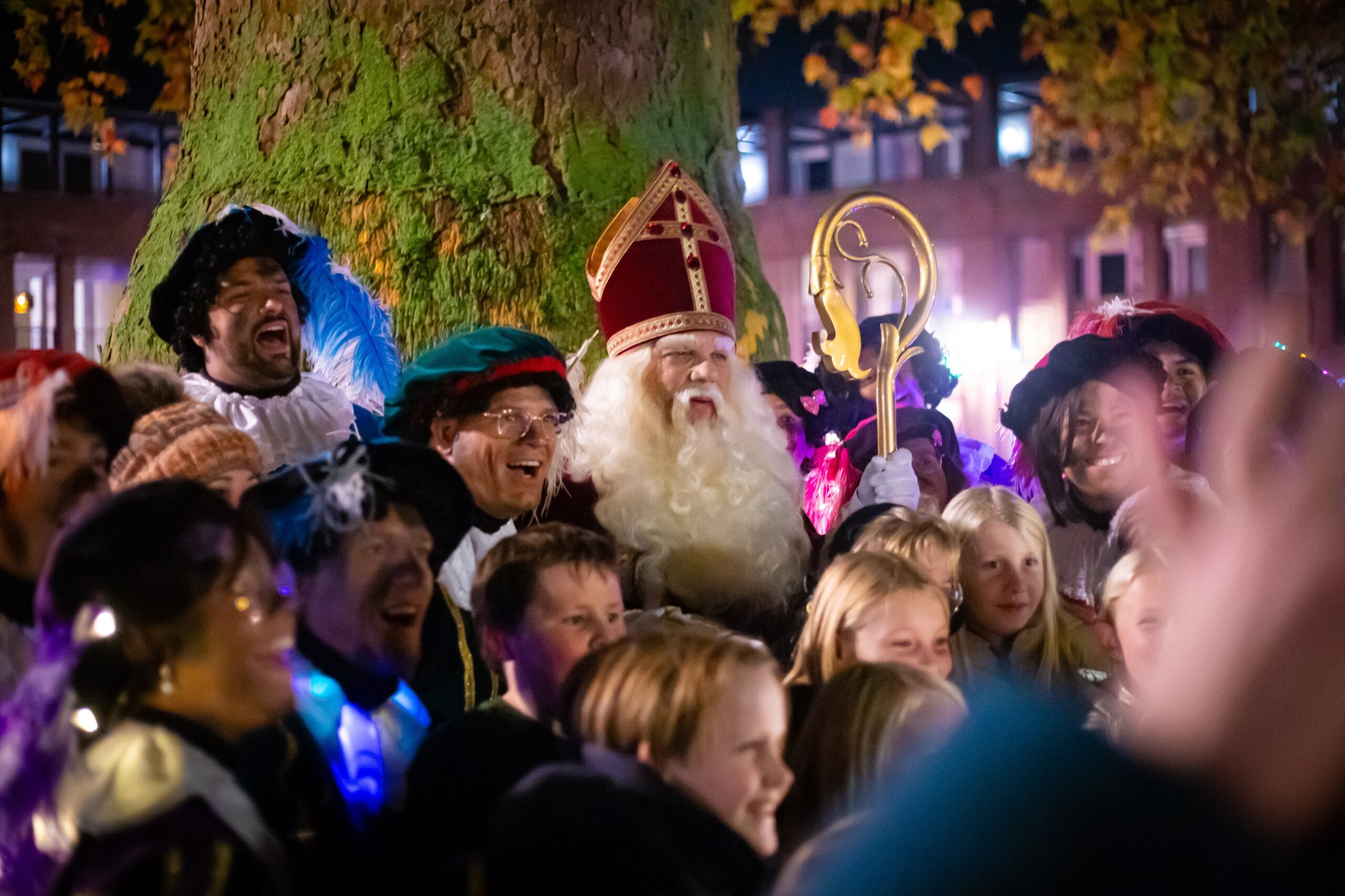 Kijk mee: zo trok de Bergse lampionnenoptocht door de stad