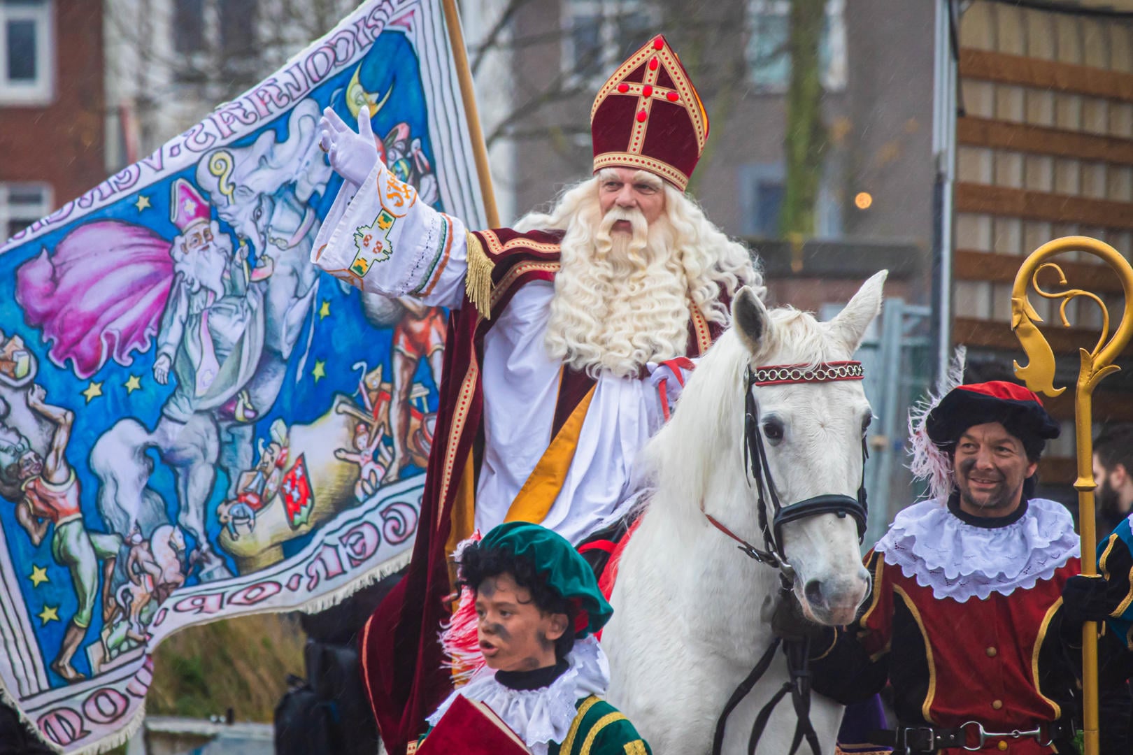 Dag Sinterklaasje in beeld: zo wuift Bergen op Zoom de stoomboot uit