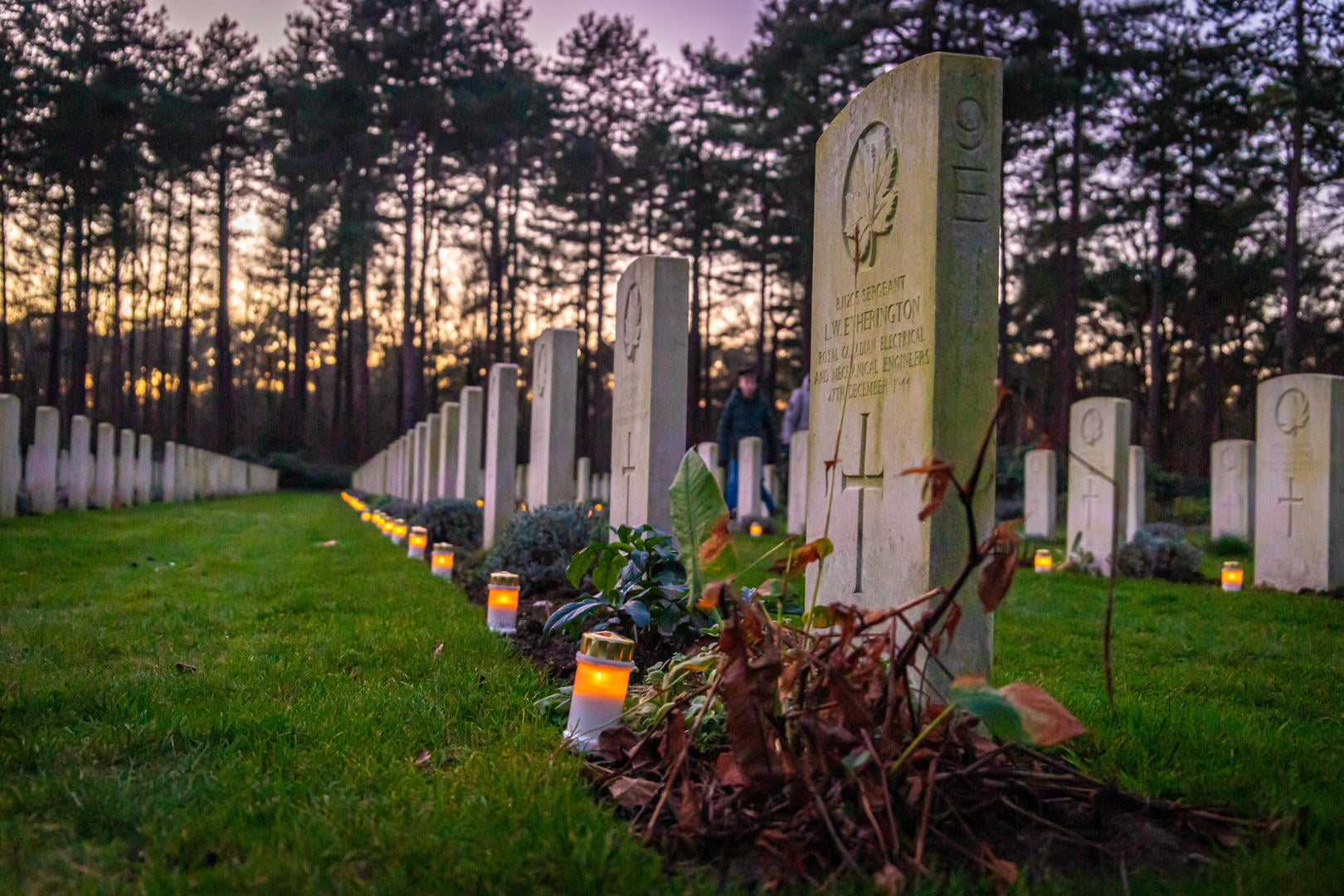 In beeld: bekijk hier de foto’s van lichtjes op de oorlogsgraven