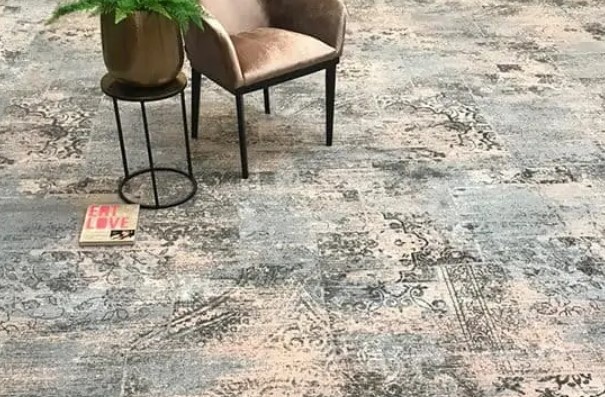 Tapijttegels heb je tegenwoordig in allerlei toffe patronen! | Foto via VloerenCentrale