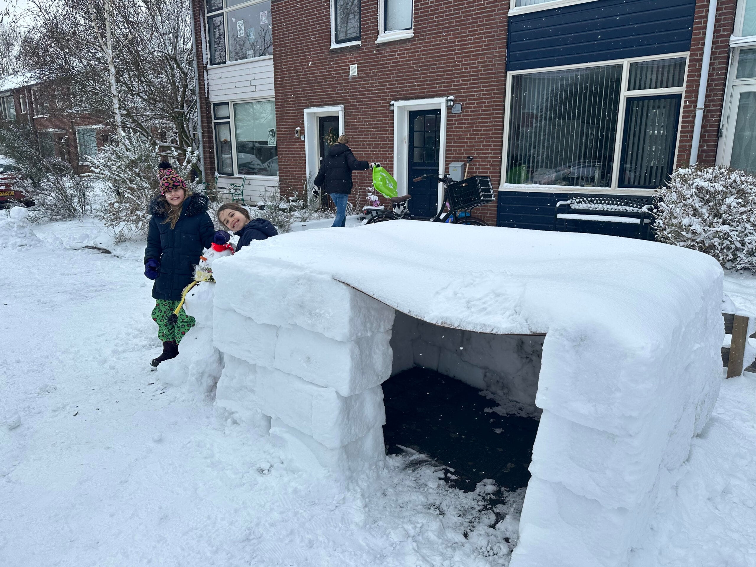 Vera bouwde samen met dochter en buren gastenverblijf van sneeuw: ‘Stroom en licht er zelf bij denke