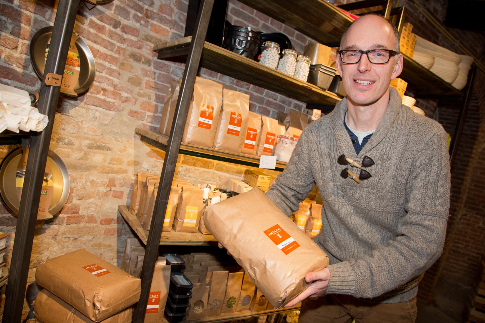 Ambacht - Gaston Badoux in zijn winkel