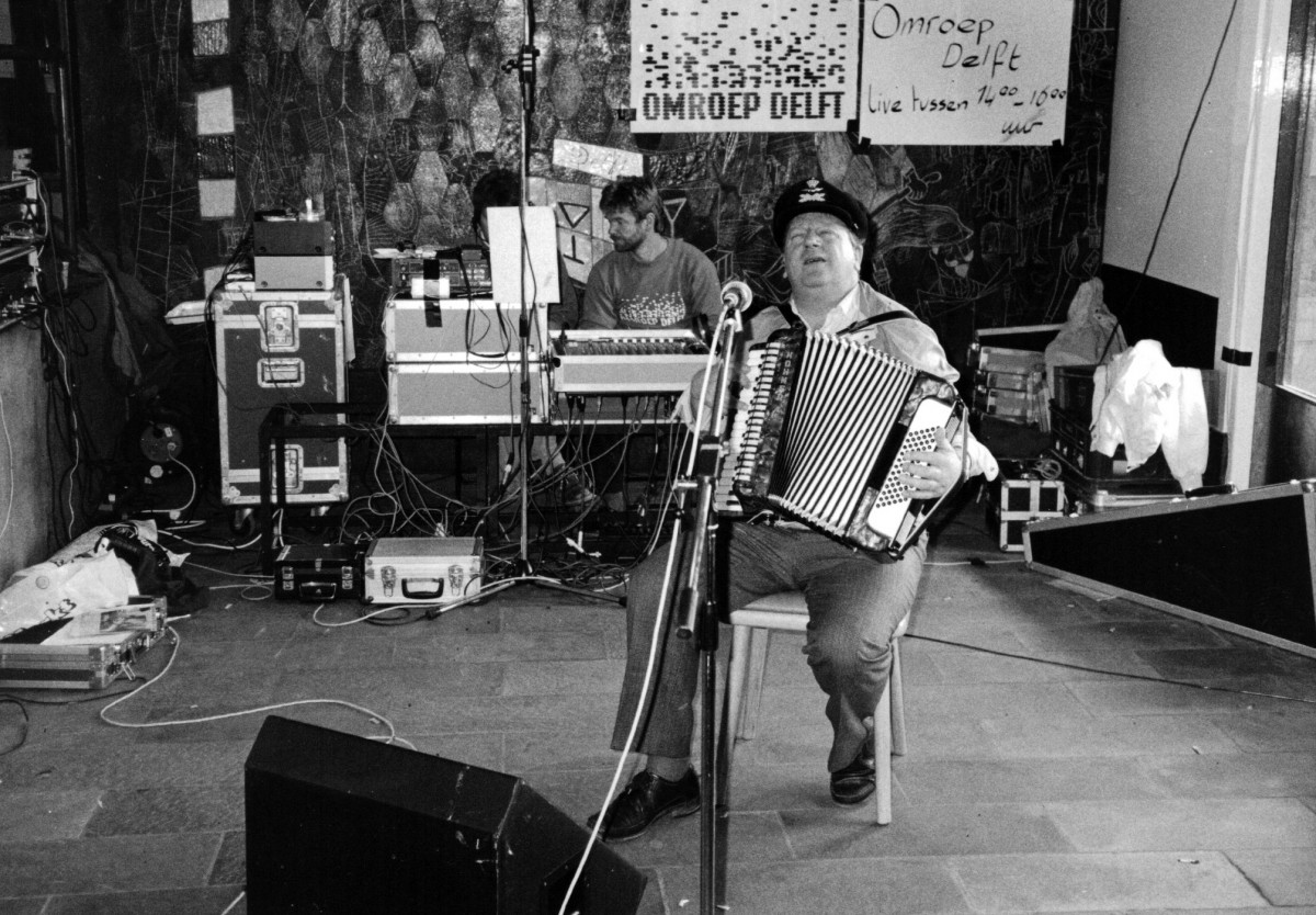 Antoon accordeonist bij Omroep Delft