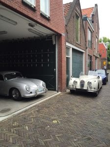 Deze witte Jaguar uit 1956 had je zo tegen het lijf kunnen lopen