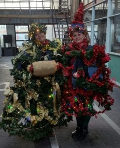 De stadsclown van Delft kreeg een kerstoutfit aangemeten door Wendy