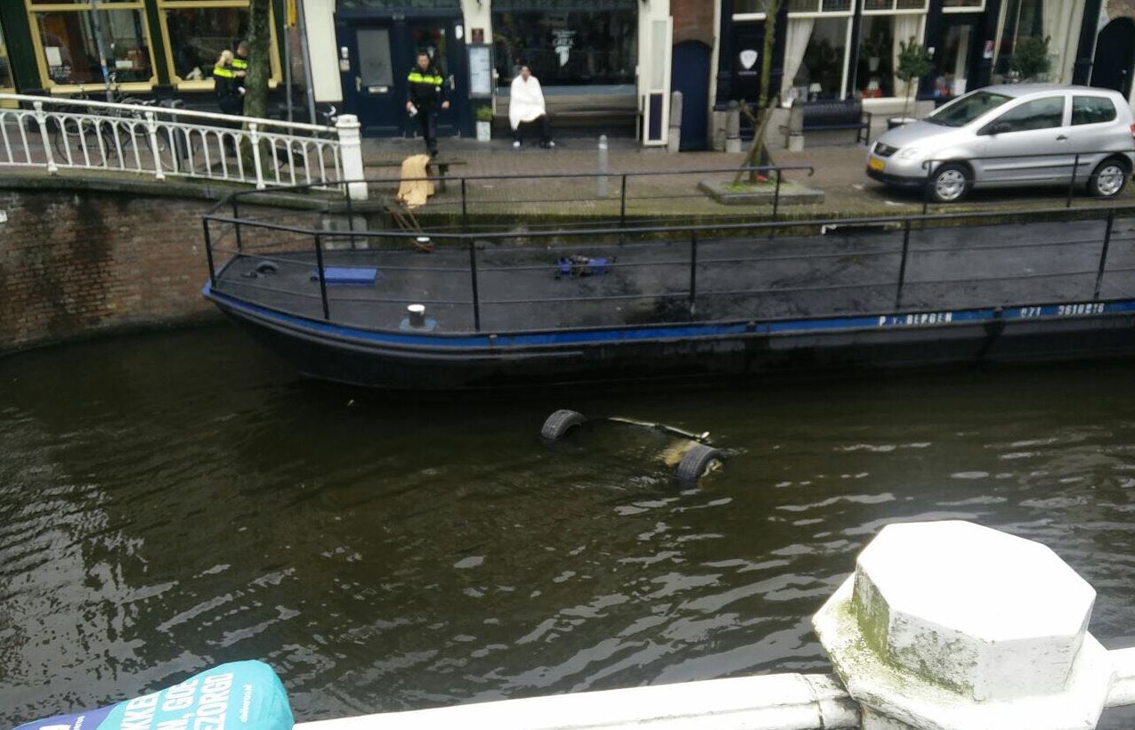 auto in gracht