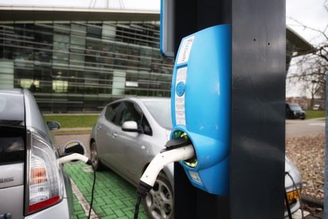 Oplaadpaal elektrische auto Delft wordt groen