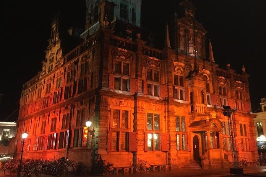 Delftse gebouwen kleuren oranje: dit is waarom