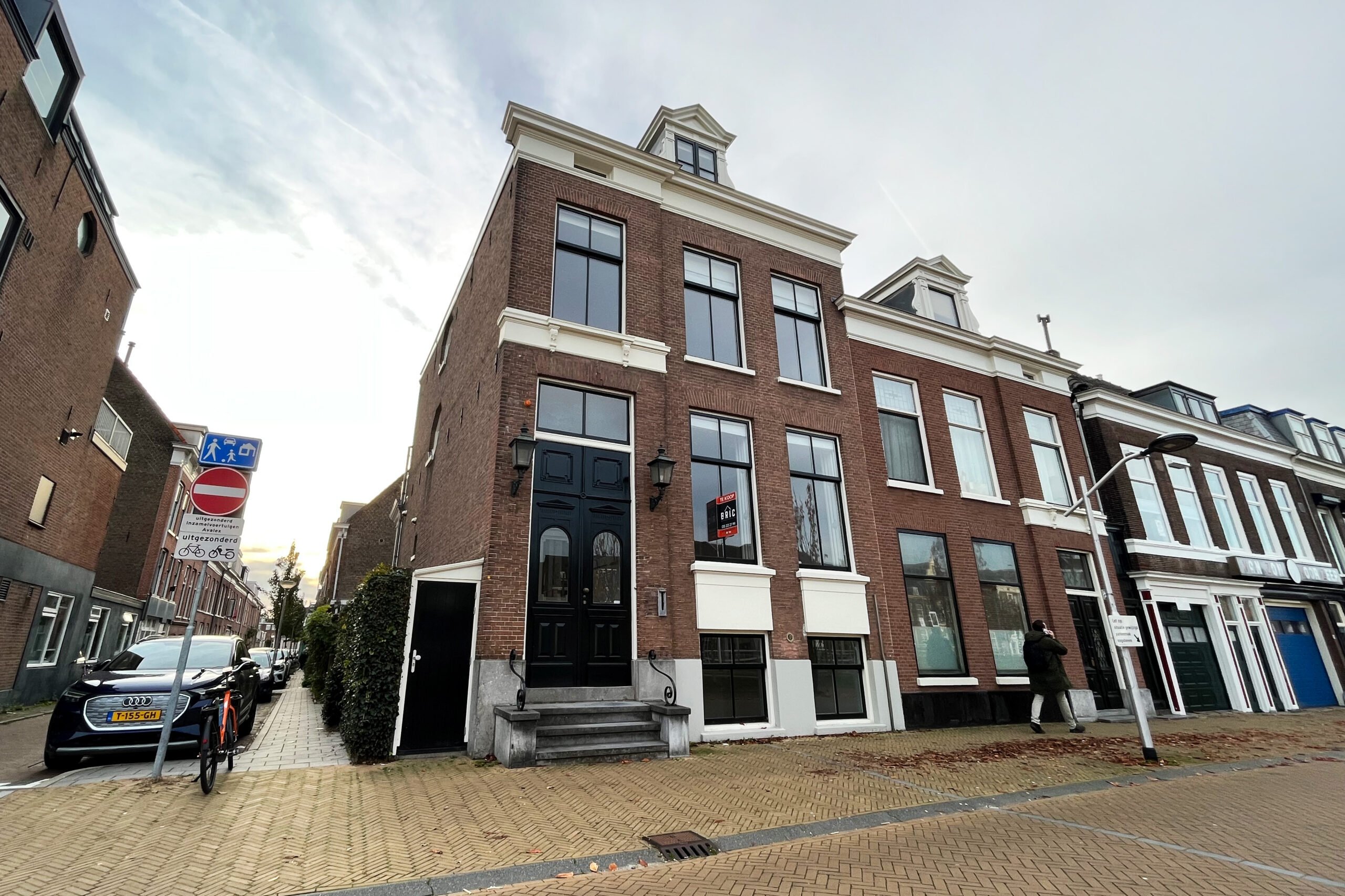 Fundaparel: in dit grachtenpand aan de Spoorsingel is bijna alles zwart-wit