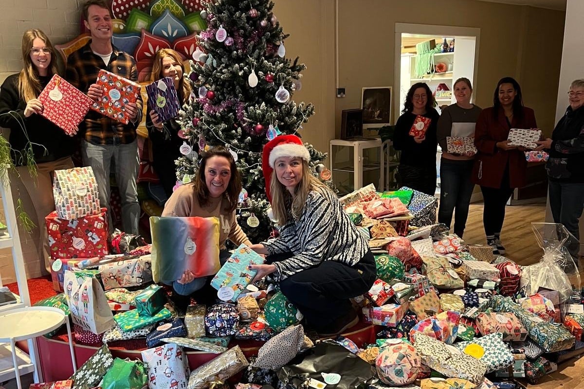 Boom vol wensen: zo doneer je in Delft een kerstcadeau aan een kind in crisisopvang