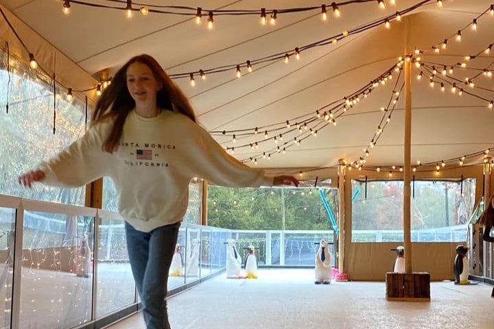 Het ijs op! De schaatsbaan bij Knus in Delft is open