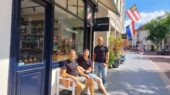 De drie Bossche vrienden voor hun winkel, foto: indebuurt Den Bosch