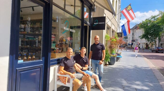 De drie Bossche vrienden voor hun winkel, foto: indebuurt Den Bosch