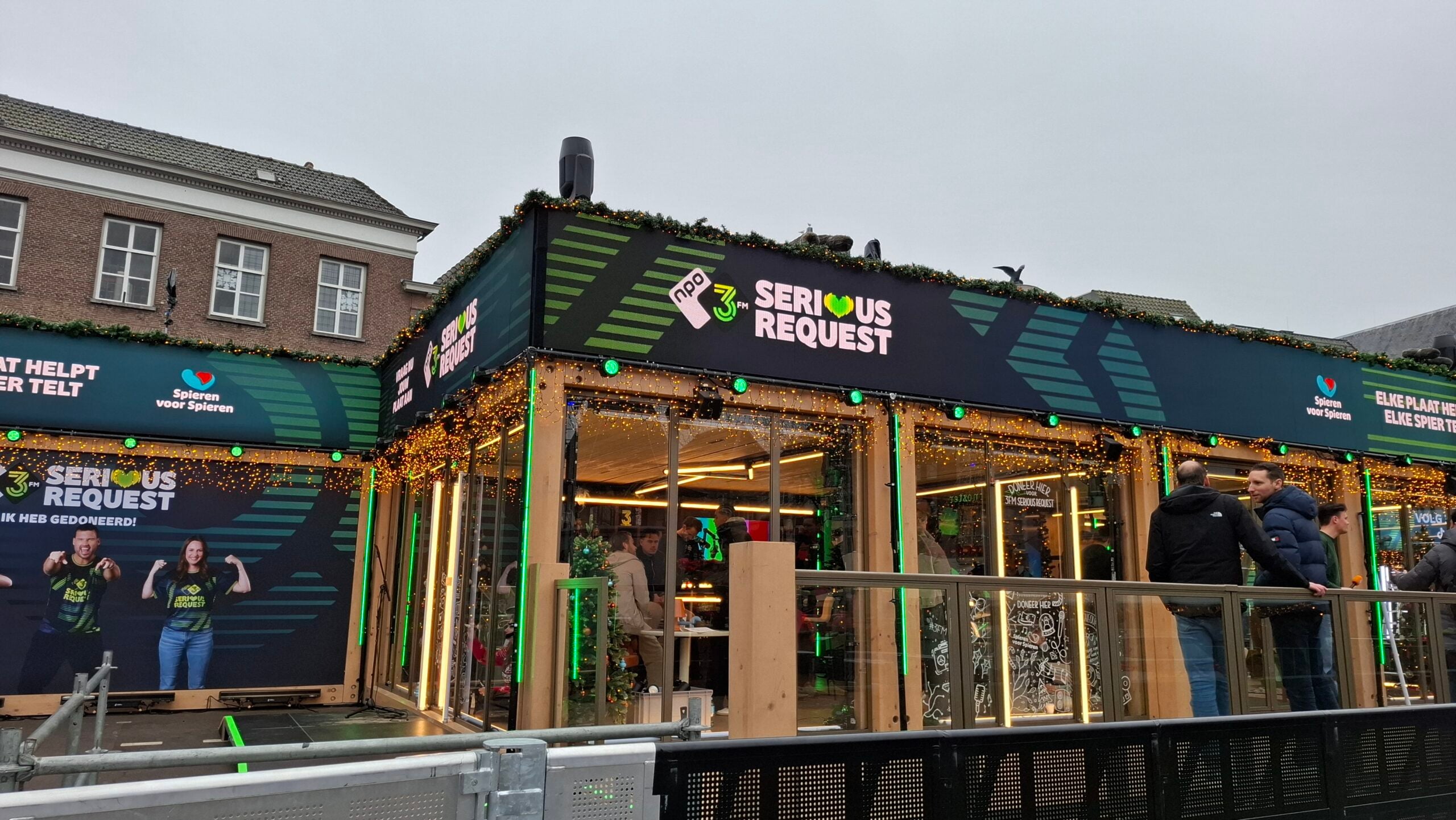 Gaode mee? Op dít moment overhandigt Peer de cheque aan Serious Request