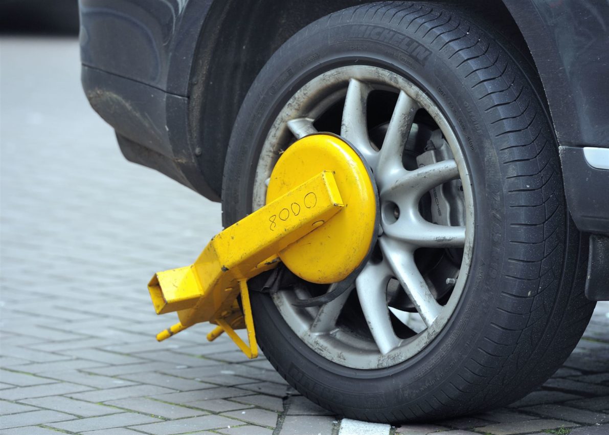 Zo zit het een rode of gele wielklem op de auto indebuurt Den Haag Zo zit het een rode of gele wielklem op de auto indebuurt Den Haag