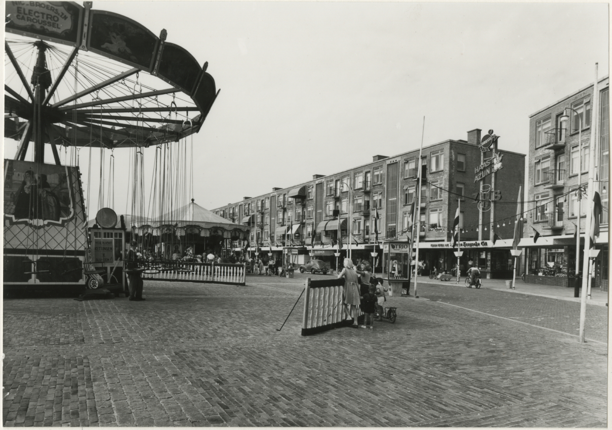 1954 Heeswijkplein met kermis Collectie Haags Gemeentearchief