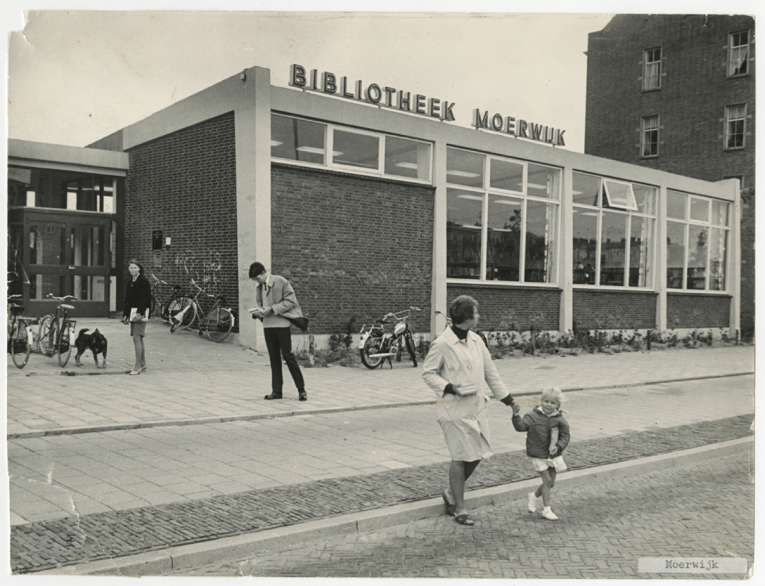 1965 Openbare Bibliotheek filiaal Moerwijk Erasmusweg 471stokvis (2) Collectie Haags Gemeentearchief