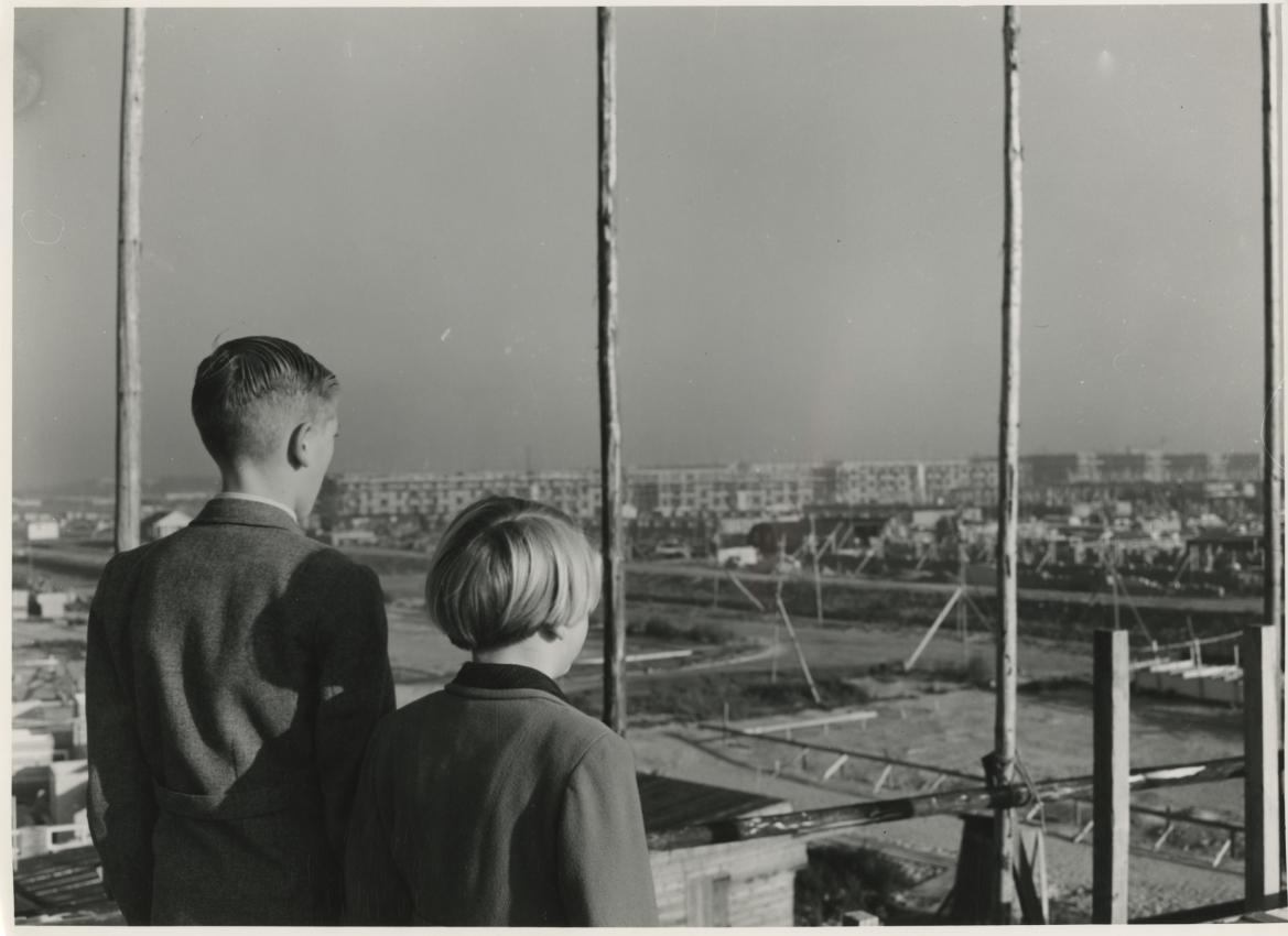1953 Kees en Ria Bout, wonend aan de Schoonhetenstraat 69, kijken uit over Moerwijk in aanbouw (1) Collectie Haags Gemeentearchief