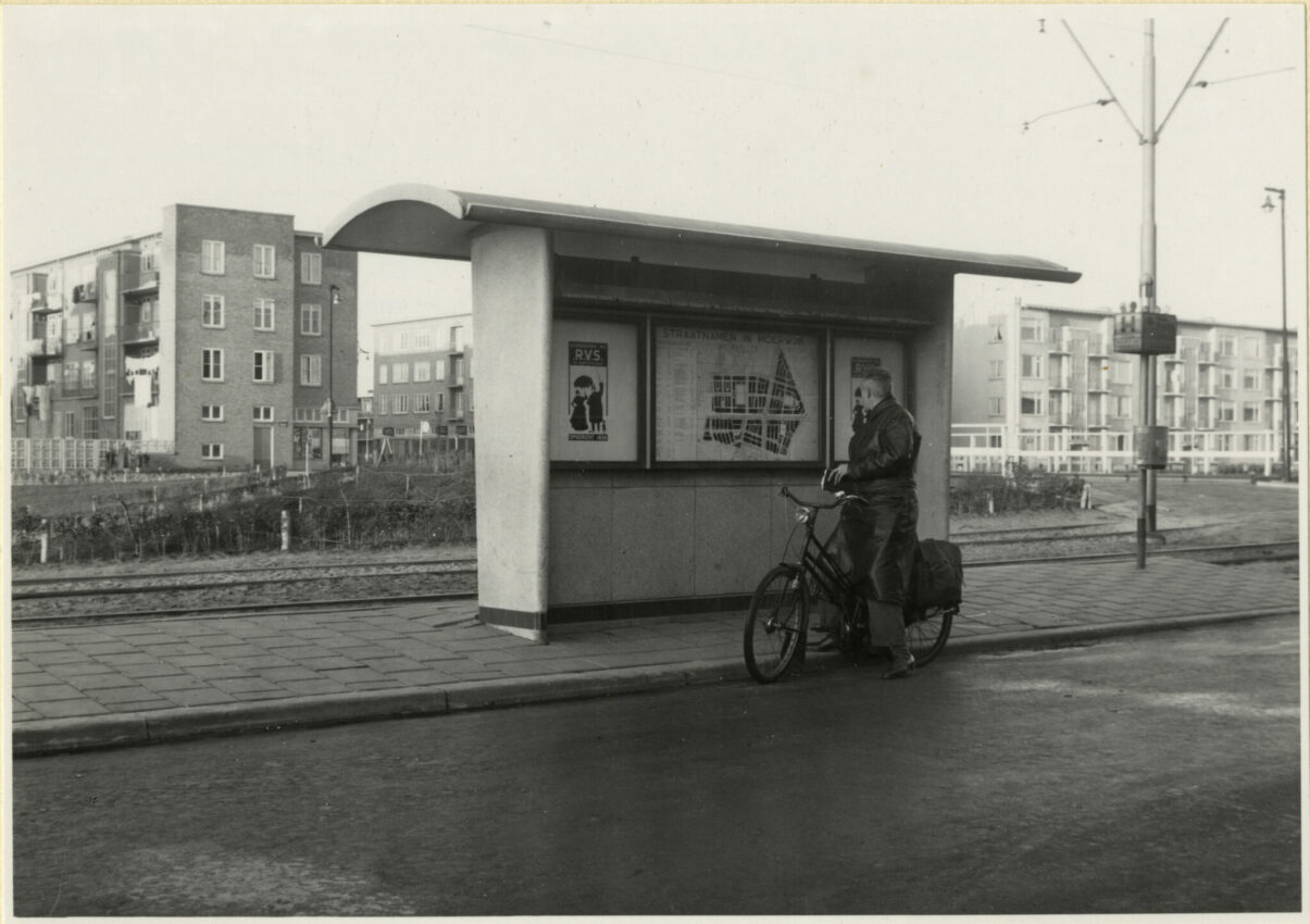 1954 Erasmusweg t.o. de Remmersteinstraat, tramhuisje Collectie Haags Gemeentearchief