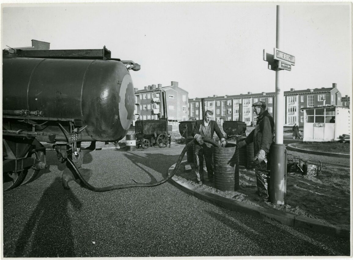 1952 Loevesteinlaan hoek Cannenburglaan, asfalteringswerkzaamheden Collectie Haags Gemeentearchief