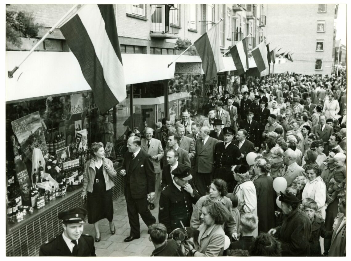 1954 Burgemeester mr. F.M.A. Schokking opent het Heeswijkplein tijdens de rondgang, achter de burgemeester links wethouder Th.M. Dresmé foto stokvis Collectie Haags Gemeentearchief