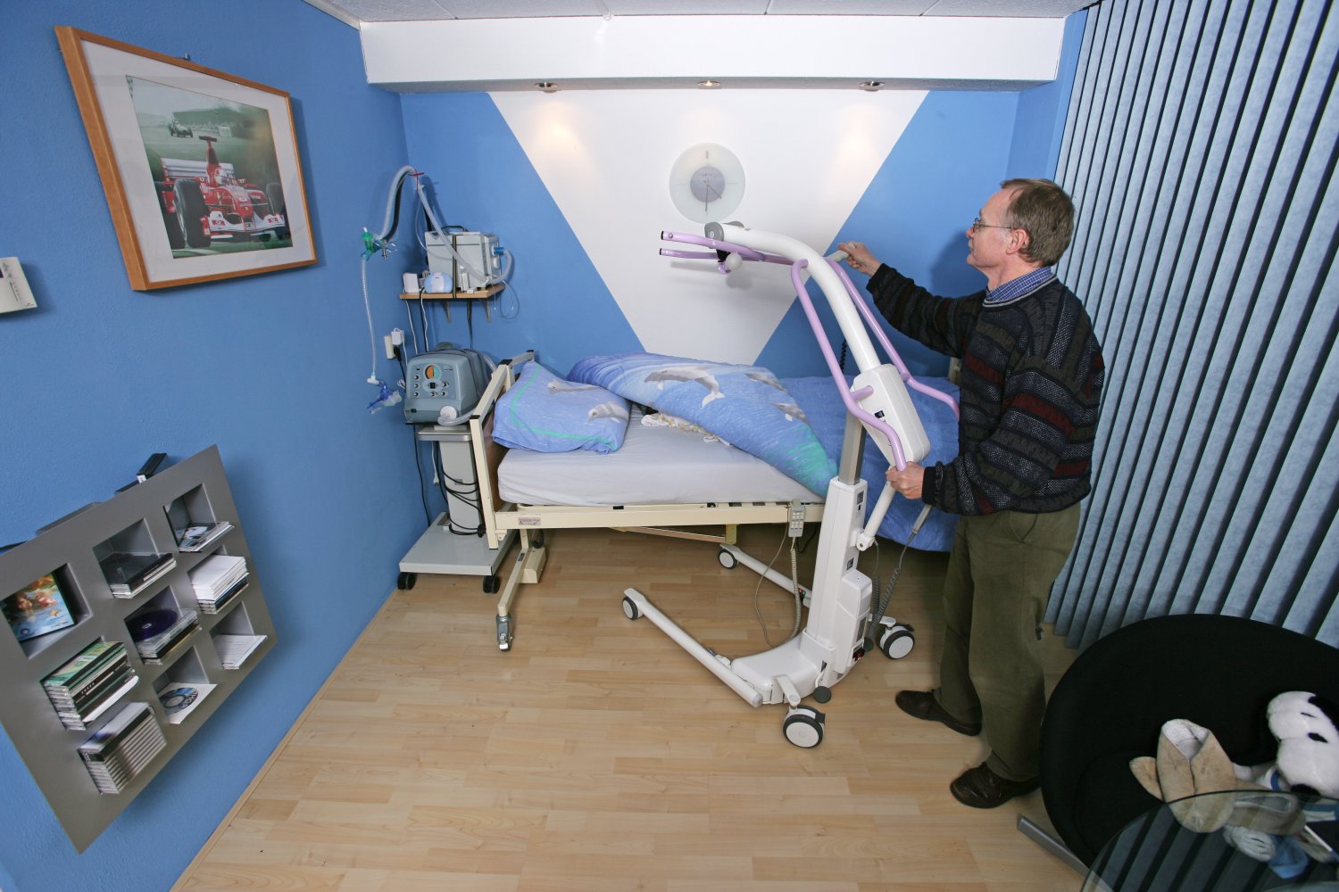 Stichting Voorall - Johan in de toegankelijke kamer van zijn zoon
