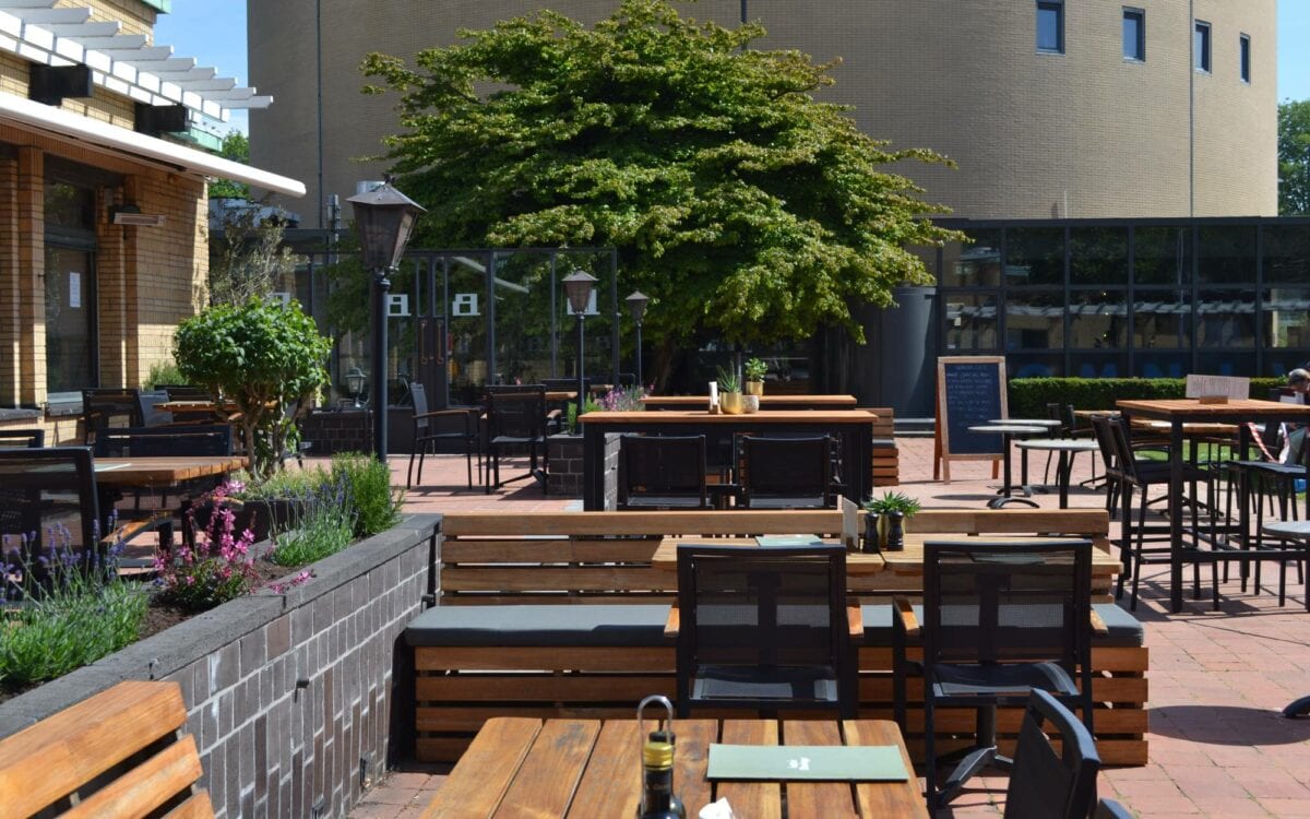 Terras pakken zonder stadsdrukte bij deze aan een grote tuin gelegen