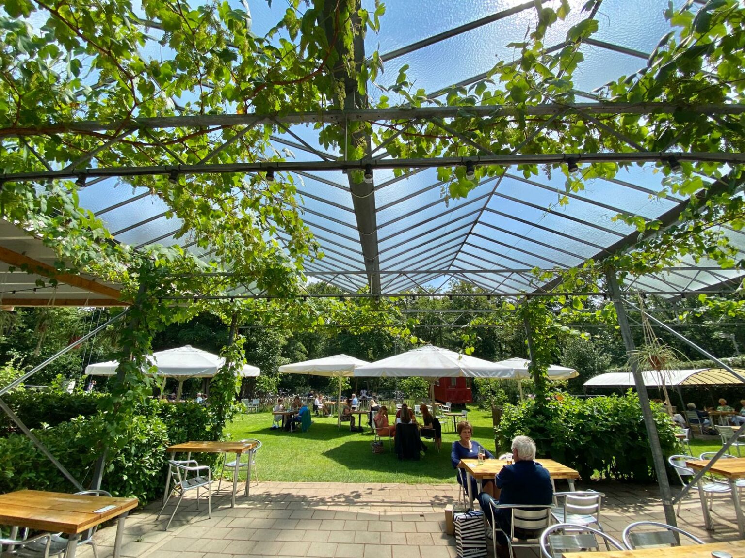 Op vakantie in Den Haag op dit terras waan je je in Frankrijk indebuurt Den Haag