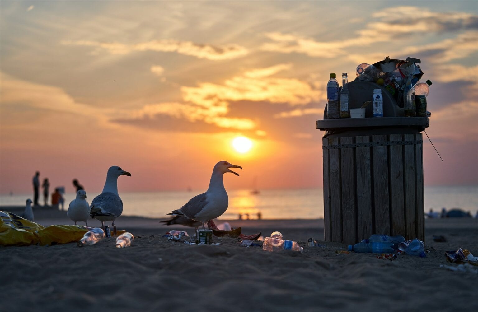 Fotoserie Hittegolf in Den Haag Rellen, volle stranden en een wilde zee indebuurt Den Haag