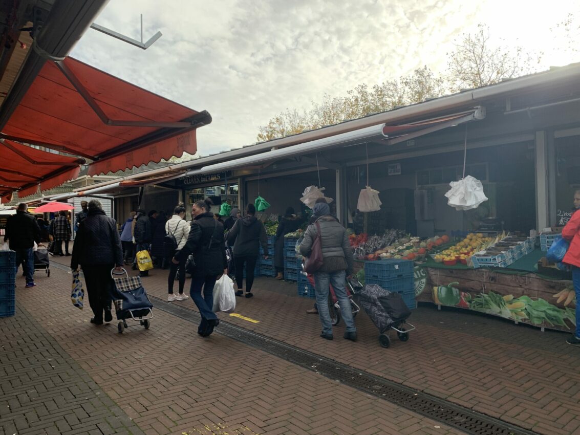 Fotoserie Zo ziet de Haagse Markt eruit tijdens de tweede (gedeeltelijke) lockdown indebuurt Fotoserie Zo ziet de Haagse Markt eruit tijdens de tweede (gedeeltelijke) lockdown indebuurt