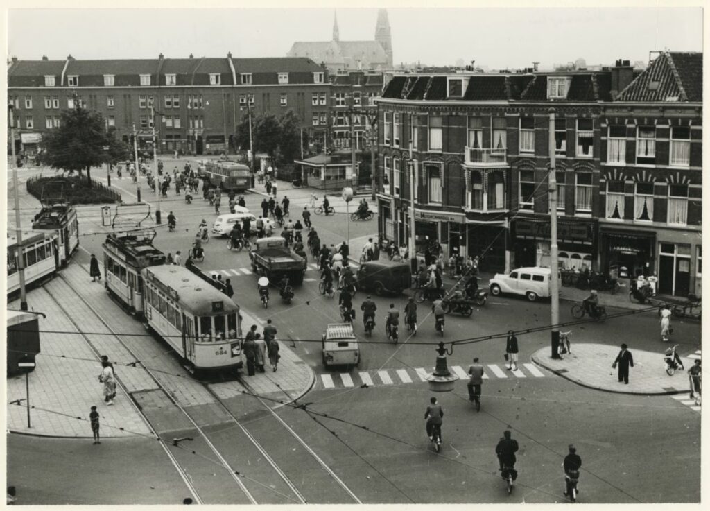 Foto's van vroeger Den Haag in de jaren '50 indebuurt Den Haag
