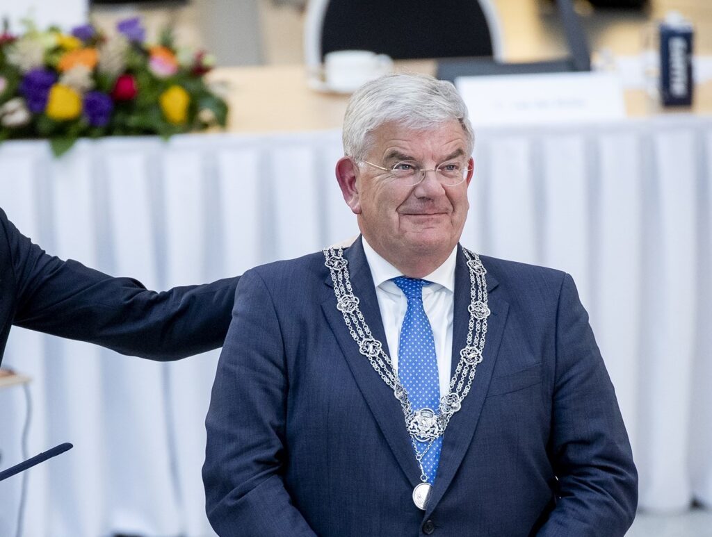 Jan van Zanen is 1 jaar burgemeester van Den Haag 'De tranen stonden