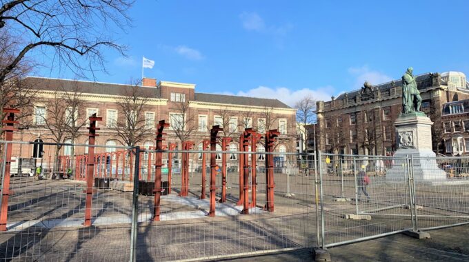 stalen palen Plein Binnenhof Den Haag
