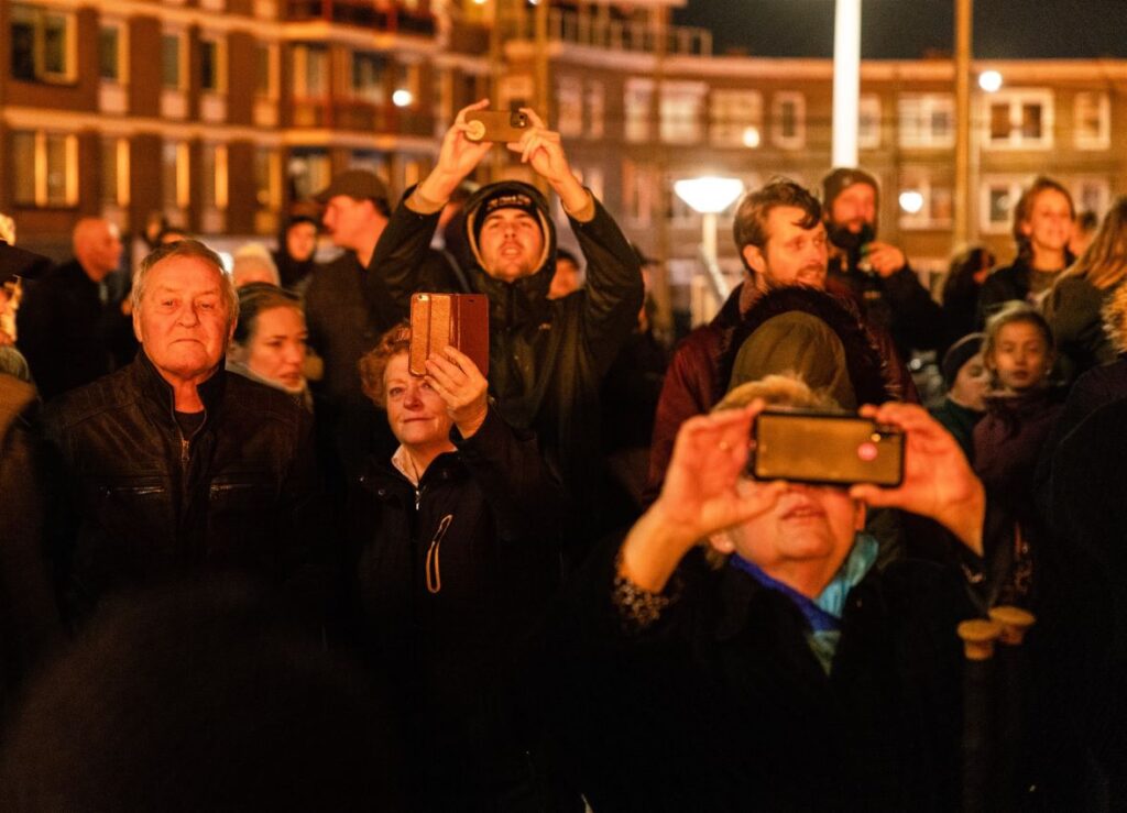 Video vreugdevuur op Scheveningen vierden ze oud en nieuw een dagje