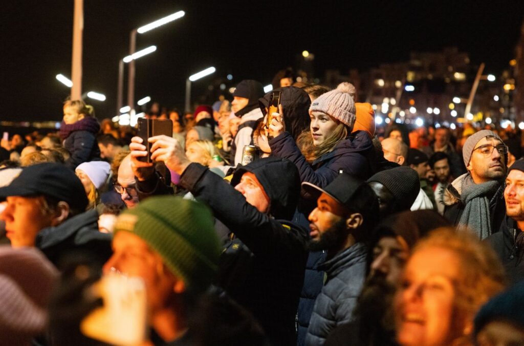 Video vreugdevuur op Scheveningen vierden ze oud en nieuw een dagje