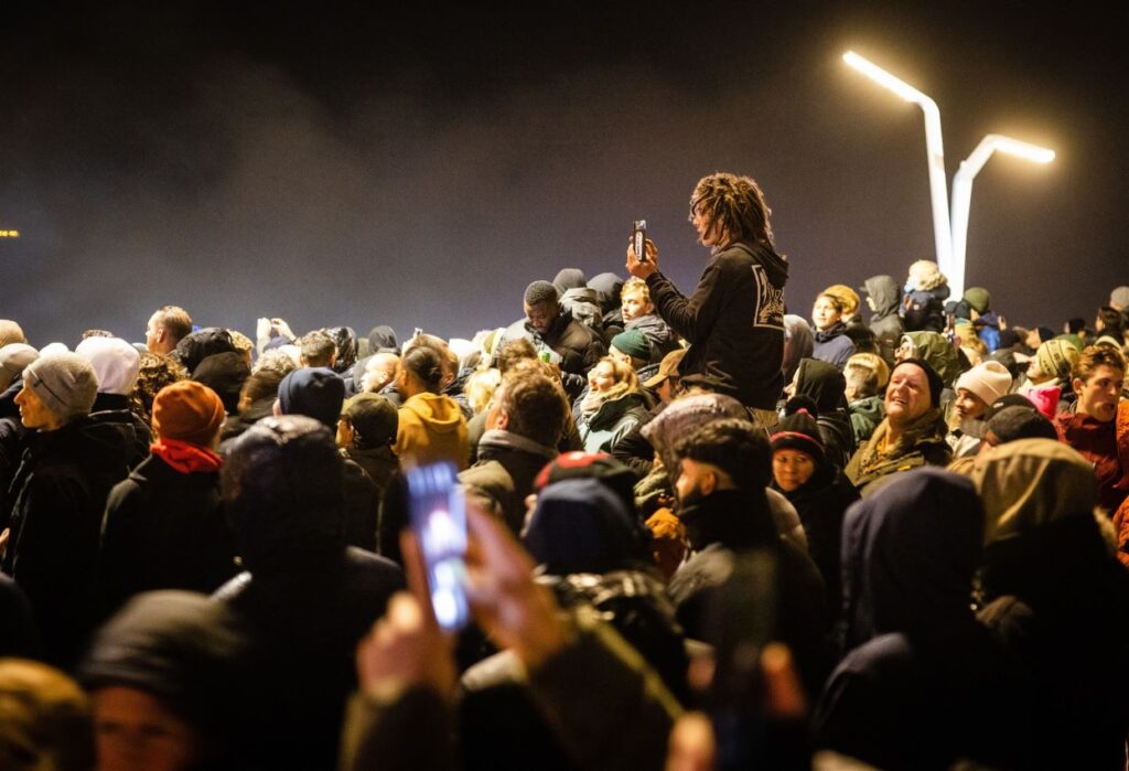 Video vreugdevuur op Scheveningen vierden ze oud en nieuw een dagje