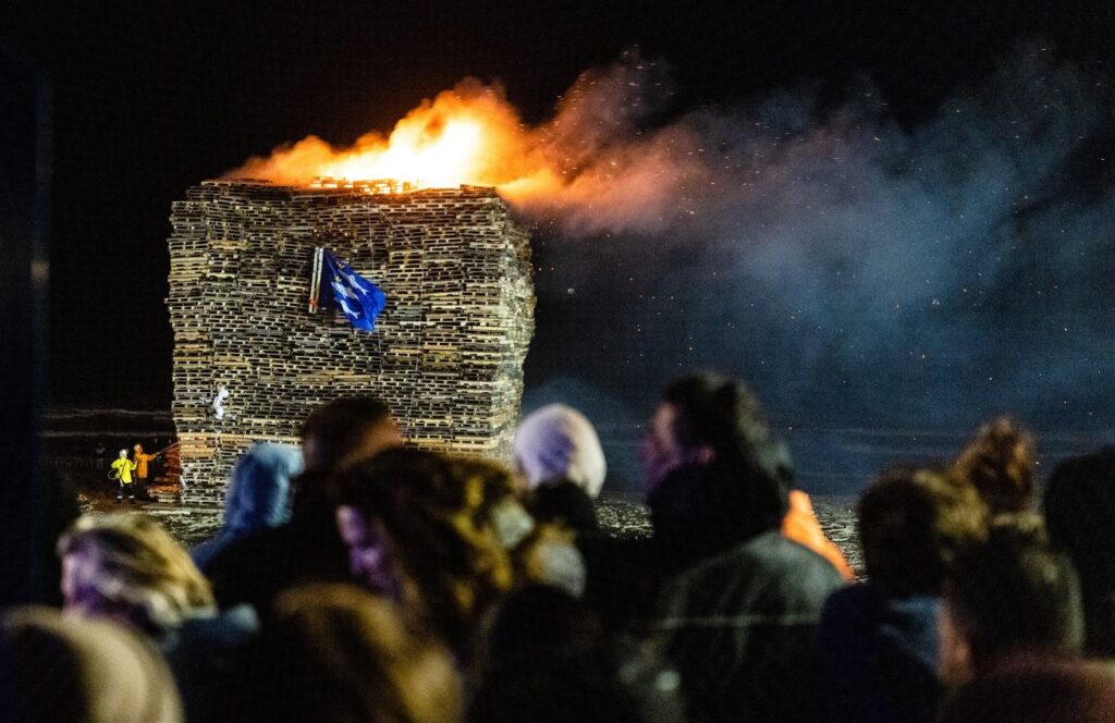 Video vreugdevuur op Scheveningen vierden ze oud en nieuw een dagje