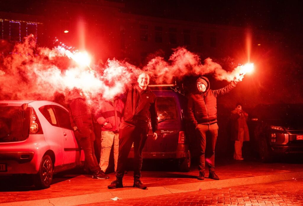 Video vreugdevuur op Scheveningen vierden ze oud en nieuw een dagje