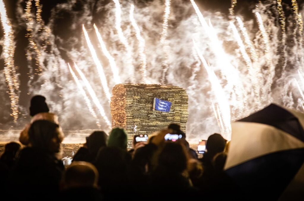 Video vreugdevuur op Scheveningen vierden ze oud en nieuw een dagje
