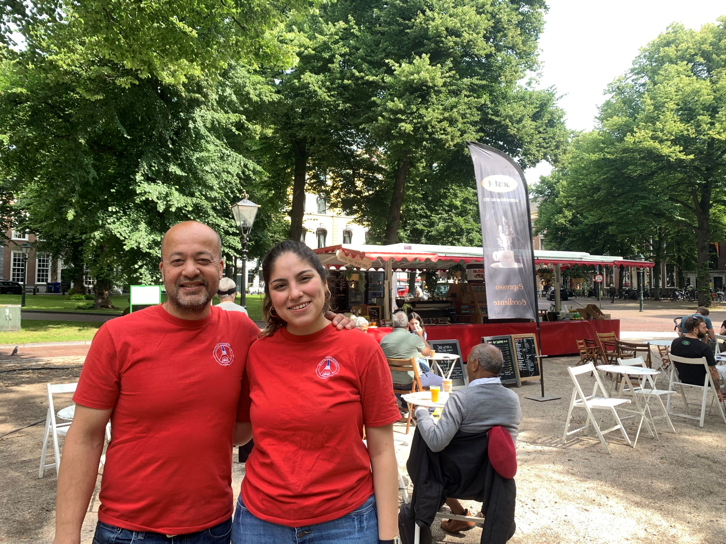 Jeff staat bijna dagelijks met koffie en poffertjes op het Voorhout: ‘Ik bepaal de sfeer op de markt