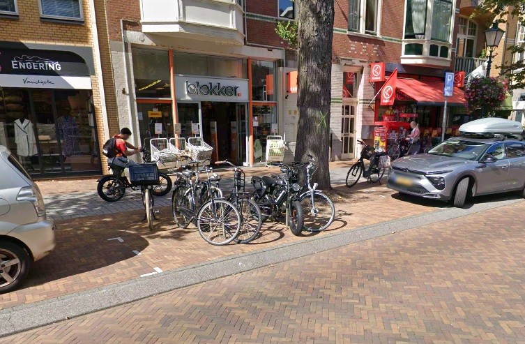 Het is zover: Blokker opent in Den Haag en deelt bloemen uit
