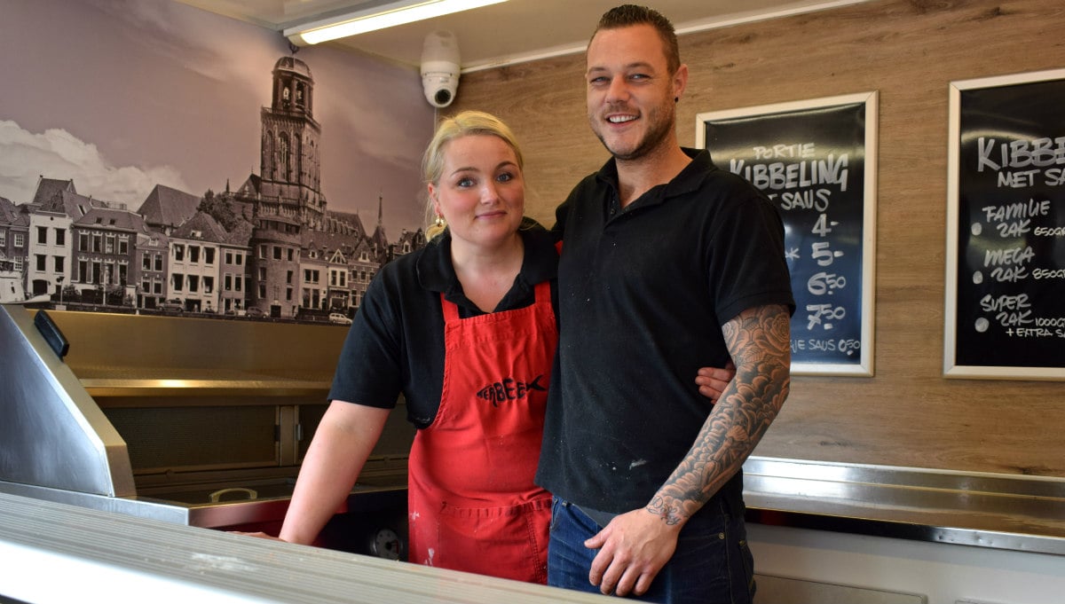 De Deventer skyline hangt in de viskraam van vishandel Ter Beek in Colmschate! - indebuurt Deventer 