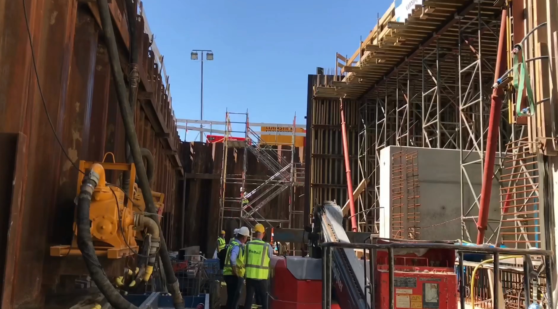 Kijktip: Neem plaats op de tribune en zie hoe de tunnelbak van 5 miljoen kilo op z'n plek wordt geze