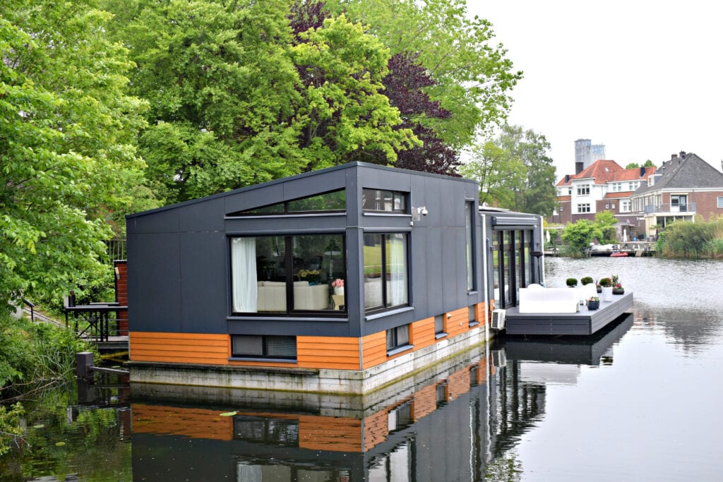 Binnenkijken bij de moderne woonboot naast de Raambrug 'Altijd een vakantiegevoel' indebuurt