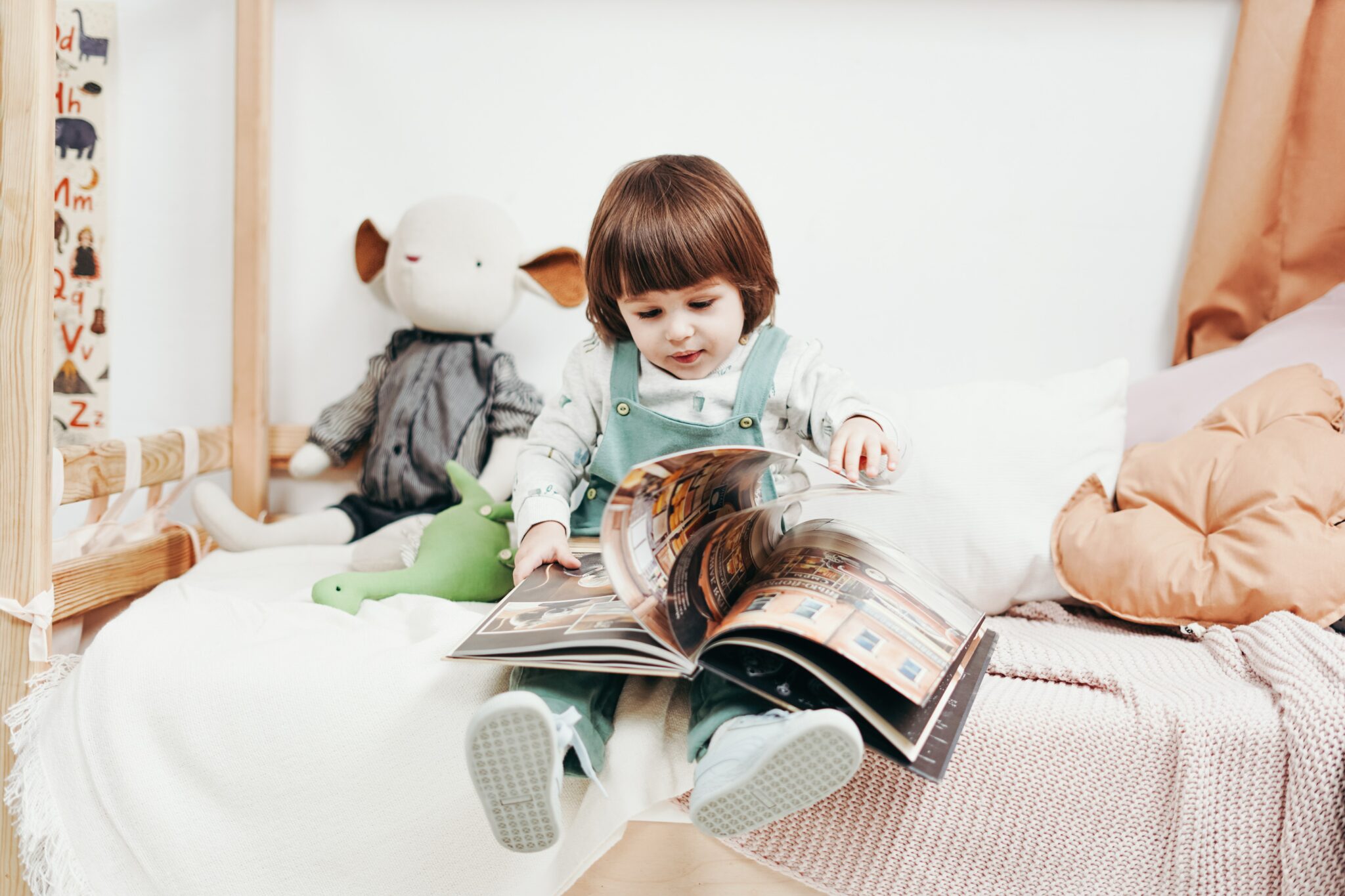 Meisje met boek Pexels