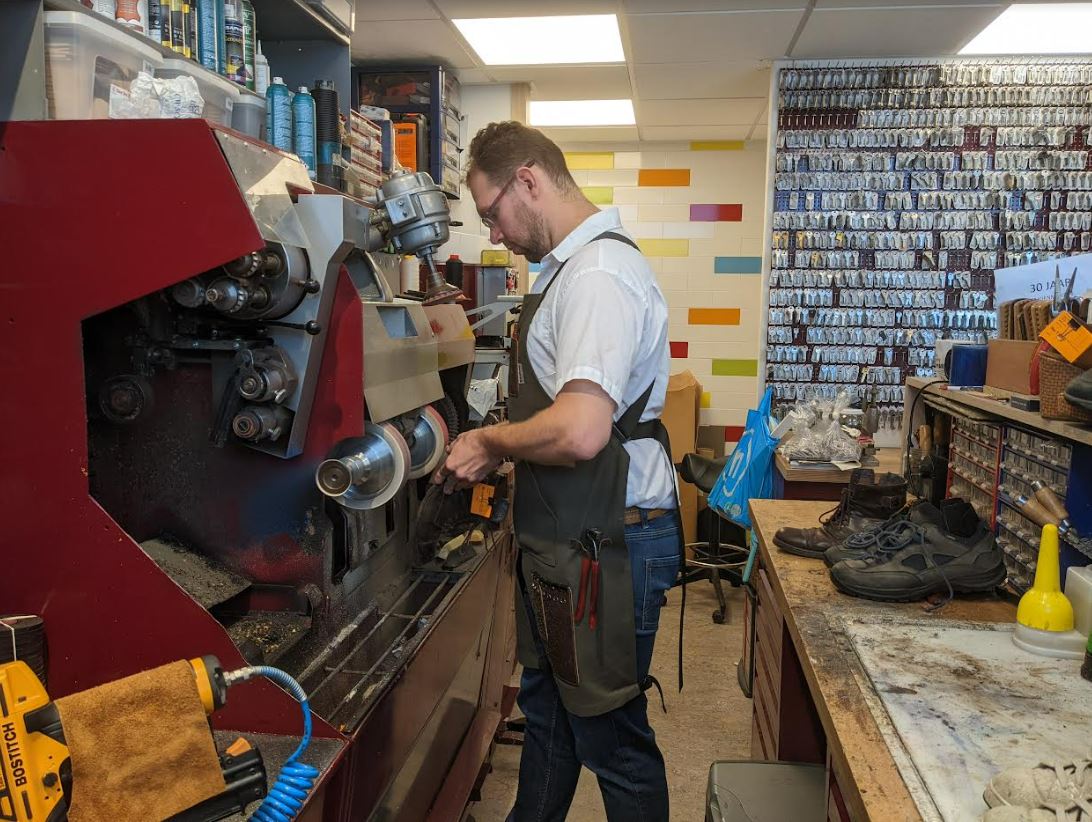 Deze Deventer schoenmaker bestaat 30 jaar en geeft allerlei leuks weg
